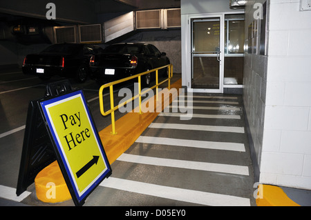 Payer ici s'inscrire dans un parking couvert Banque D'Images