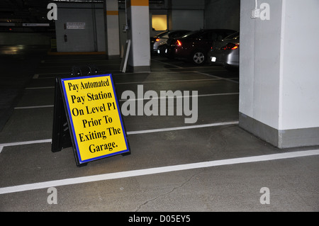 Paiement automatisé signer dans un parking couvert Banque D'Images