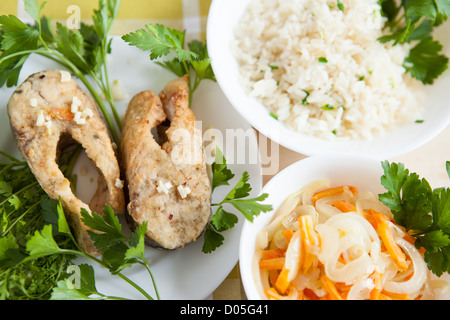 Le poisson grillé avec du riz et légumes, Close up Banque D'Images