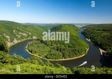 Bateau d'excursion sur la Saarschleife, boucle de la Sarre, près de Mettlach, Saarland, Allemagne Banque D'Images