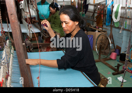 Femme khmère travaillant sur un métier à tisser à la main dans un chalet enterprise, Battambang, Cambodge Banque D'Images