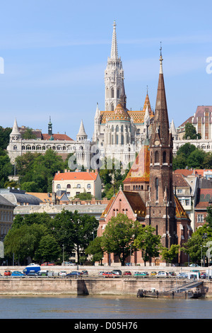 Ville de Budapest en Hongrie, au premier plan de l'Église calviniste, sur une colline, l'église Matthias. Banque D'Images