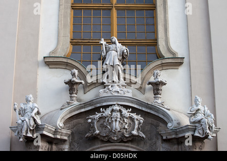 Les figures symboliques de la foi, l'espérance et l'amour au-dessus de la porte principale du style baroque du 18ème siècle, l'église Sainte Anne à Budapest, Hongrie. Banque D'Images