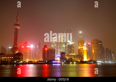Shanghai Chine, quartier chinois Huangpu, Bund, Zhongshan Road, Huangpu River, Pudong Lujiazui Financial District, Skyline, Oriental Pearl Tower, Shanghai Banque D'Images