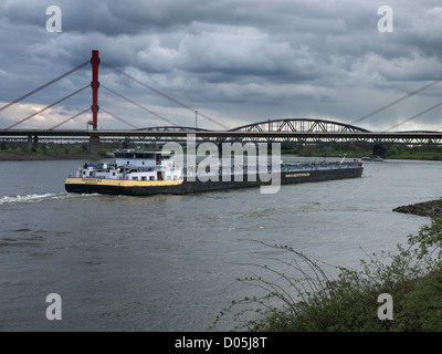 Chaland-citerne "omtrans XI' navigation sur le Rhin en amont passant Duisburg, Allemagne. Banque D'Images