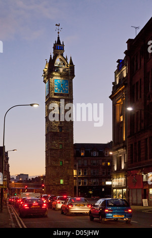 Le péage Steeple à Glasgow Cross au coucher du soleil, avec la circulation urbaine. Il a été achevé en 1626 et réparé en 1842. L'Écosse, Royaume-Uni Banque D'Images