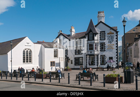 Le Pays de Galles, l'île d'Anglesey, Beaumaris, Place du Château, construit 1812 White Lion Hotel Banque D'Images