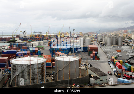 Vue sur port industriel de Gênes - Italie Banque D'Images