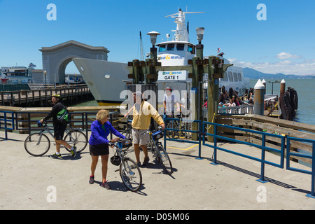 San Francisco - les cyclistes débarquent du traversier, Fisherman's Wharf. Banque D'Images