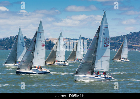 San Francisco - Été Sailstice yachting (23 juin 2012). J-105 class racing yachts dans le petit bateau de la race. Banque D'Images