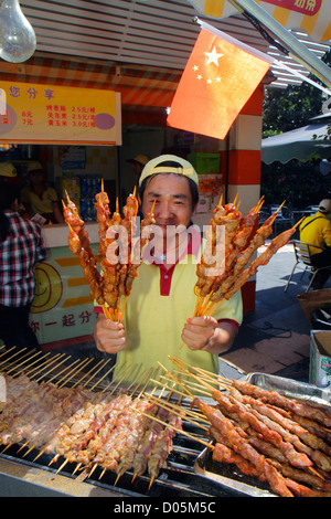 Shanghai Chine, quartier chinois Huangpu, Xizang Road, place du peuple, homme asiatique hommes hommes adultes adultes, kebab, viande brochée, vente de cas d'exposition, nourriture, vendeur Banque D'Images