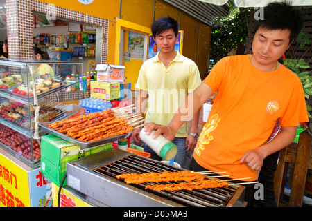 Shanghai Chine, quartier chinois Huangpu, Xizang Road, place du peuple, homme asiatique hommes hommes adultes adultes, kebab, viande brochée, vente de cas d'exposition, nourriture, vendeur Banque D'Images