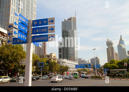 Shanghai Chine,quartier chinois Huangpu,Xizang Road,place du peuple,symboles chinois mandarin,hanzi,panneau,informations,trafic,bâtiments,horizon de la ville,ciel Banque D'Images