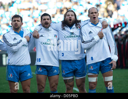 Samedi, 17 novembre 2012. Stade olympique, Rome. L'Italie. International Rugby test match avec l'Italie contre la Nouvelle-Zélande. Les joueurs italiens en chantant l'hymne national italien. L. à R. Simone Favaro, Andrea Masi, Martin Castrogiovanni, Sergio Parisse Banque D'Images