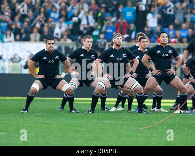 Samedi, 17 novembre 2012. Stade olympique, Rome. L'Italie. International Rugby test match avec l'Italie contre la Nouvelle-Zélande. Les All Blacks effectuer le célèbre Haka avant le match contre l'Italie. Banque D'Images