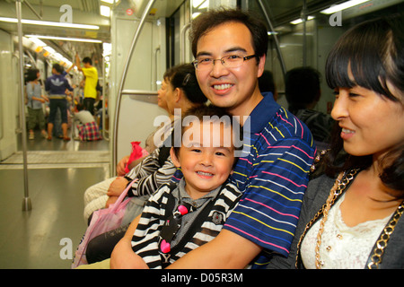 Shanghai Chine,Chinese Yangpu District,Tongji University Metro Station,métro,train,train,Lavender Line 10,femme asiatique femmes,mère,parent,pare Banque D'Images