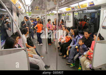 Shanghai China,Oriental,Yangpu District,Tongji University Metro Station,métro,train,train,Lavender Line 10,femme asiatique femmes,mère,homme hommes ma Banque D'Images