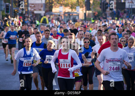 Leeds, UK 18 novembre 2012. Le centre-ville de Leeds, Leeds Royaume-uni âge l'abbaye Dash course de 10K. Un nombre record de 9 000 personnes se sont inscrites pour cette année, l'événement annuel avec plus de coureurs franchissant la ligne d'arrivée que dans les années précédentes. Crédit : Chris McLoughlin/Alamy Live News Banque D'Images