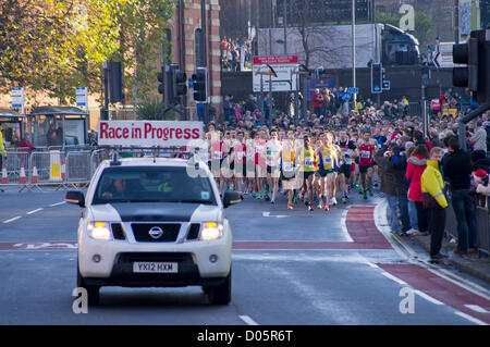 Leeds, UK 18 novembre 2012. Le centre-ville de Leeds, Leeds Royaume-uni âge l'abbaye Dash course de 10K. Un nombre record de 9 000 personnes se sont inscrites pour cette année, l'événement annuel avec plus de coureurs franchissant la ligne d'arrivée que dans les années précédentes. Crédit : Chris McLoughlin/Alamy Live News Banque D'Images