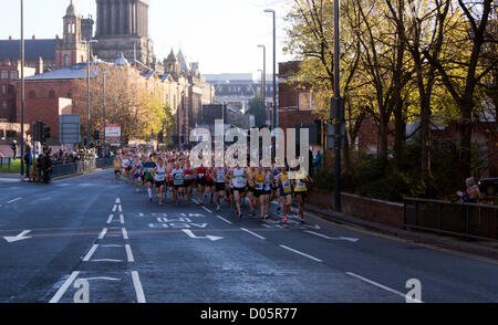 Leeds, UK 18 novembre 2012. Le centre-ville de Leeds, Leeds Royaume-uni âge l'abbaye Dash course de 10K. Un nombre record de 9 000 personnes se sont inscrites pour cette année, l'événement annuel avec plus de coureurs franchissant la ligne d'arrivée que dans les années précédentes. Crédit : Chris McLoughlin/Alamy Live News Banque D'Images