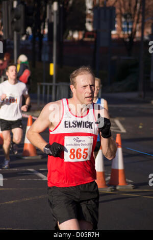 Leeds, UK 18 novembre 2012. Le centre-ville de Leeds, Leeds Royaume-uni âge l'abbaye Dash course de 10K. Un nombre record de 9 000 personnes se sont inscrites pour cette année, l'événement annuel avec plus de coureurs franchissant la ligne d'arrivée que dans les années précédentes. Crédit : Chris McLoughlin/Alamy Live News Banque D'Images