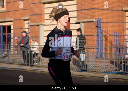 Leeds, UK 18 novembre 2012. Le centre-ville de Leeds, Leeds Royaume-uni âge l'abbaye Dash course de 10K. Un nombre record de 9 000 personnes se sont inscrites pour cette année, l'événement annuel avec plus de coureurs franchissant la ligne d'arrivée que dans les années précédentes. Crédit : Chris McLoughlin/Alamy Live News Banque D'Images