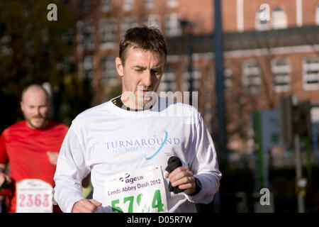 Leeds, UK 18 novembre 2012. Le centre-ville de Leeds, Leeds Royaume-uni âge l'abbaye Dash course de 10K. Un nombre record de 9 000 personnes se sont inscrites pour cette année, l'événement annuel avec plus de coureurs franchissant la ligne d'arrivée que dans les années précédentes. Crédit : Chris McLoughlin/Alamy Live News Banque D'Images