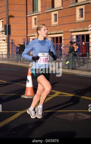 Leeds, UK 18 novembre 2012. Le centre-ville de Leeds, Leeds Royaume-uni âge l'abbaye Dash course de 10K. Un nombre record de 9 000 personnes se sont inscrites pour cette année, l'événement annuel avec plus de coureurs franchissant la ligne d'arrivée que dans les années précédentes. Crédit : Chris McLoughlin/Alamy Live News Banque D'Images