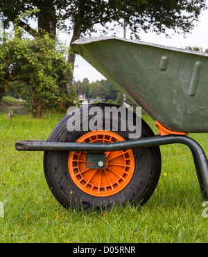 Volant d'une brouette dans l'herbe Banque D'Images
