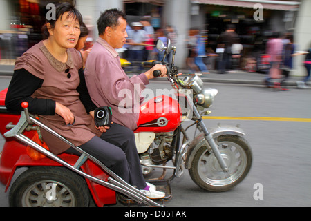 Shanghai Chine,Asie,Chinois,Oriental,Huangpu District,Sichuan Road,Asian Asiatiques,adultes homme hommes,femme femme femme dame,moto motorcycl Banque D'Images