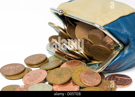 Sac à main débordant avec changement lâche de Sterling, uk sur fond blanc Banque D'Images
