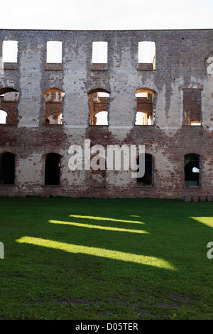 Des ouvertures de fenêtres dans le mur de château de Borgholm - à l'origine du 12ème siècle - sur l'île d'Öland, Suède. Ombre sur l'herbe Banque D'Images