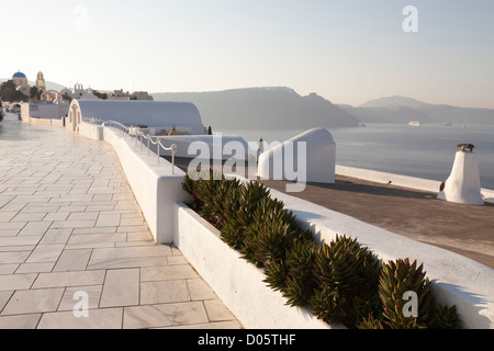 Le village d''Oia, Santorin, Cyclades, Grèce, Europe. Rue piétonne calme au début de la lumière du soleil du matin Banque D'Images