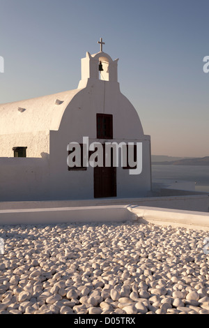 Église orthodoxe grecque contre [ciel bleu], le village d''Oia, Santorin, Cyclades, Grèce, Europe Banque D'Images