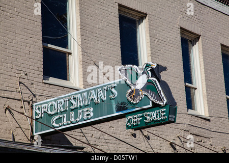 Enseigne au néon altérés pour Sportsman's Club attaché à l'établissement Colusa, CA. Banque D'Images