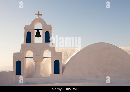 Église orthodoxe grecque contre [blue sky], Oia, Santorin, Grèce, Europe Banque D'Images