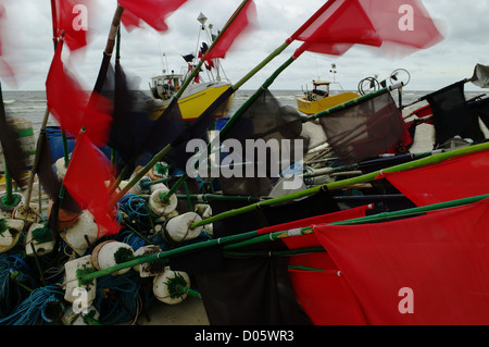 Noir et rouge des drapeaux de pêche dans le vent sur la côte baltique, le 14 juin 2012 à Katy Rybackie, occidentale, Pologne Banque D'Images