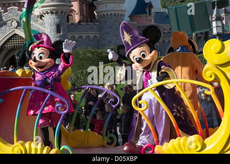 Parade Disneyland avec Mickey et Minnie Mouse sur un flotteur, Disneyland Paris (Euro Disney) Banque D'Images