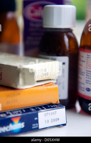 Les paquets et les bouteilles de date de la médecine. Banque D'Images