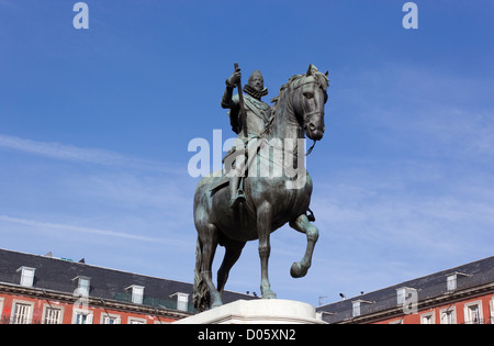 Madrid, Espagne. Statue de Felipe III dans le centre de la Plaza Mayor. Banque D'Images