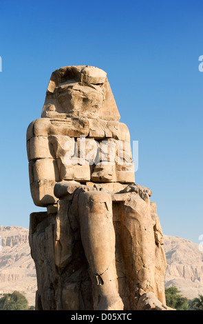 Les colosses de Memnon (appellent les gens comme el-Colossat ou es-Salamat) sont deux énormes statues de pierre du pharaon Aménophis III Banque D'Images