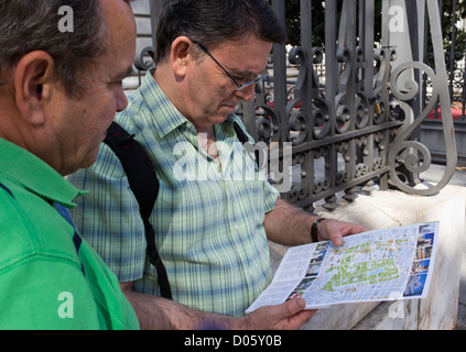 Madrid, Espagne. Les touristes en suivant les indications sur la carte. Banque D'Images