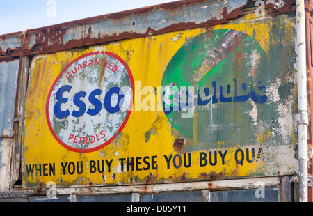Vieille essence Esso signer sur le côté de l'abandon désaffectées /garage / station service / station de gaz au nord du Pays de Galles UK Llanrug Gwynedd Banque D'Images