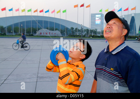 Shanghai Chine, quartier chinois de Pudong Xin, Centre sportif oriental, homme asiatique hommes hommes adultes, seniors citoyens, grand-père, père, garçon Banque D'Images