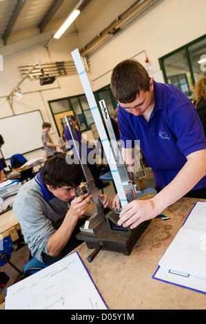 Adolescents dans une technologie de conception du travail du métal à une classe à l'école secondaire, le Pays de Galles UK Banque D'Images