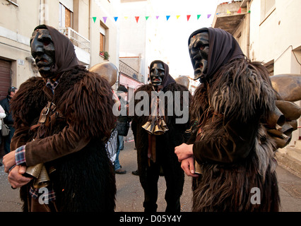 Mamuthones Carnaval masque sarde à Orgosolo, Sardaigne, Italie Banque D'Images