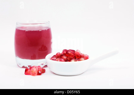 Punica granatum. Jus de Grenade et de fruits sur un fond blanc. Banque D'Images