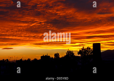 Photo conceptuelle de ville au centre-ville au lever du soleil/coucher du soleil avec une belle silhouette contre le ciel orange Banque D'Images