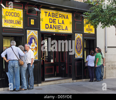 La Calle de la Cuchilleros, Madrid, Espagne. Taberna de la Daniela, restaurant célèbre pour son plat. cocido Espagnol Banque D'Images