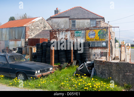 Vieux abandonnés / garage / station de gaz au nord du Pays de Galles UK Llanrug Gwynedd Banque D'Images